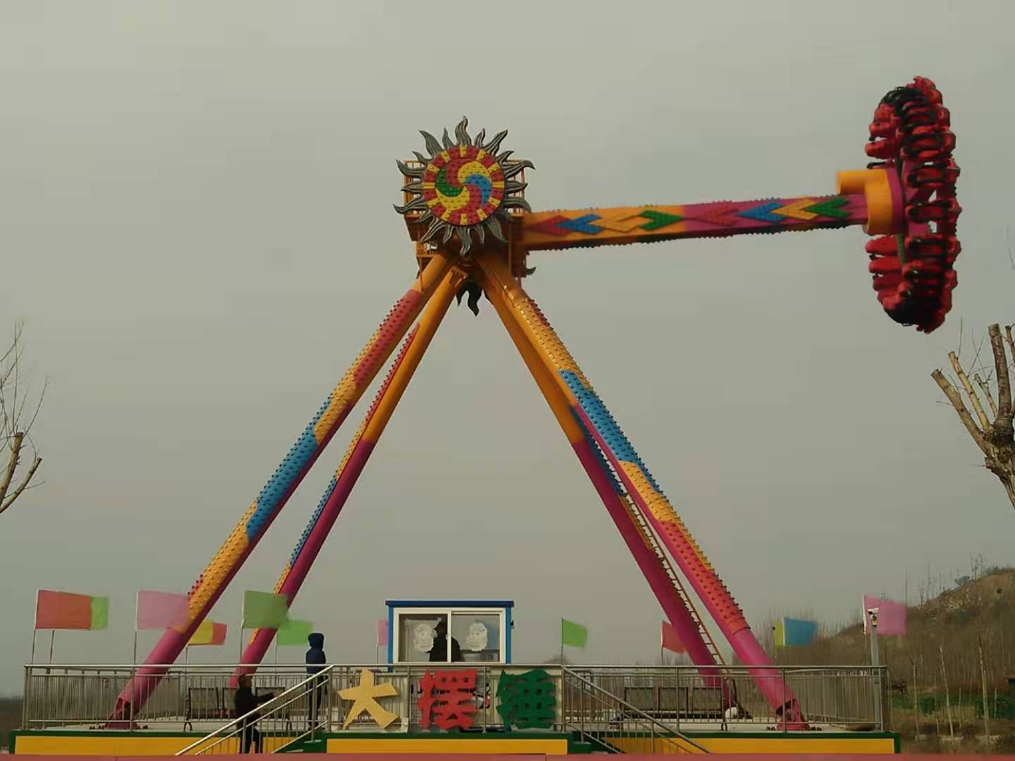 淄博华龙游乐设备公司：创新设计与安全可靠的大摆锤制造者