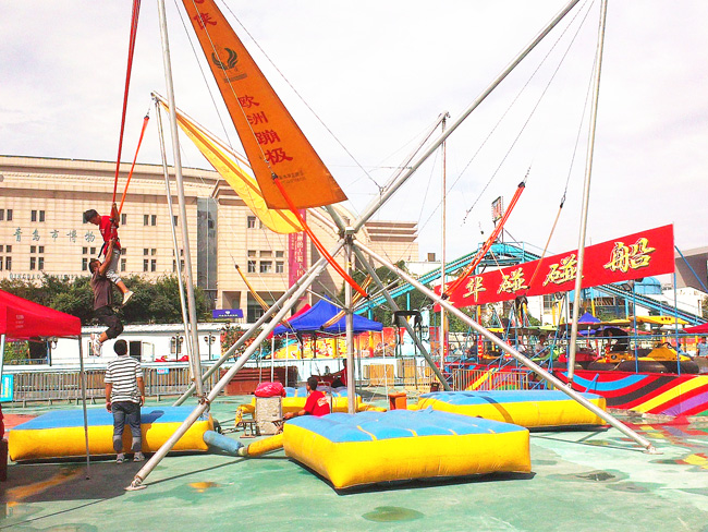 快乐小天使蹦极